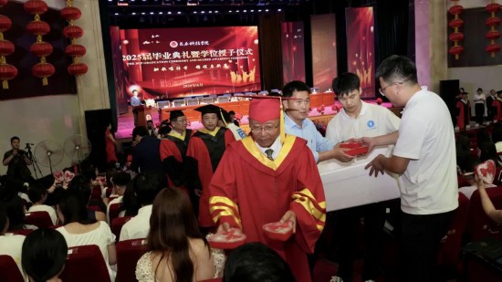 5届毕业典礼暨学位授予仪式举行开元棋牌试玩长春科技学院202(图3)